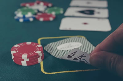 Die besten Poker Filme: ein Pokertisch mit Karten und Jetons